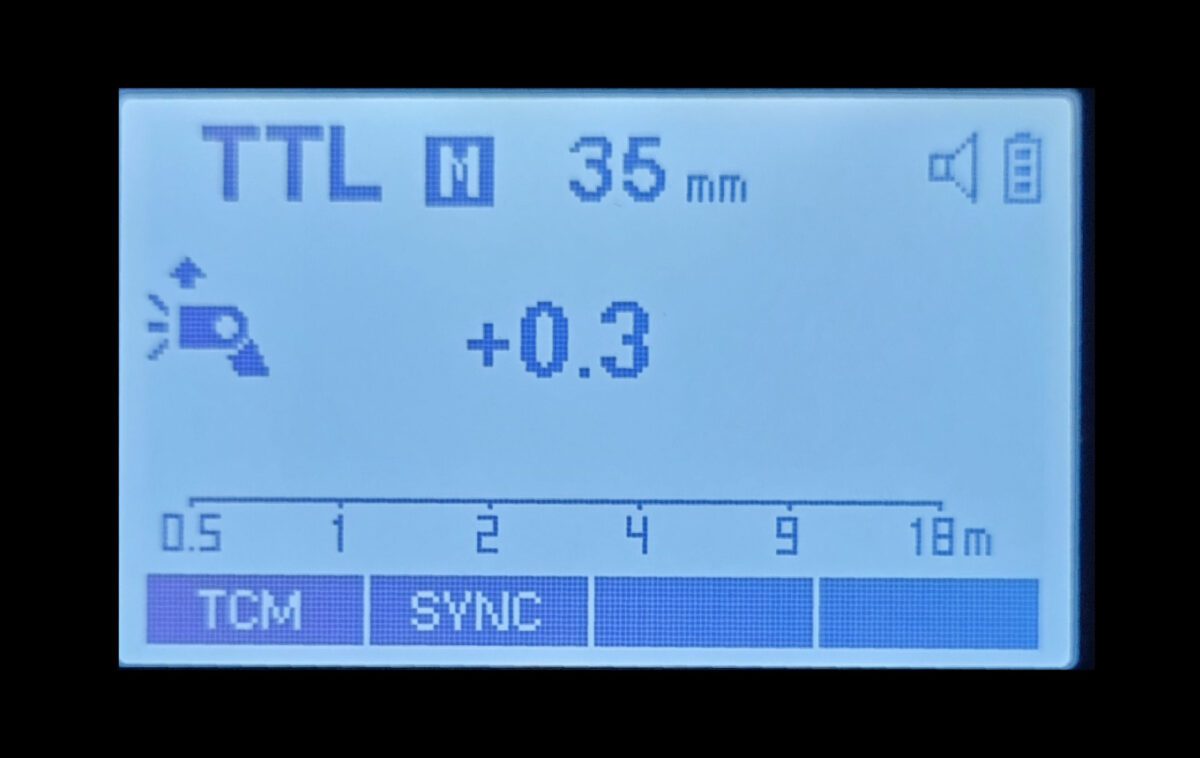 LCD-Anzeige des Godox V1 Blitzes im TTL-Modus mit +0,3 Belichtungskorrektur und 35 mm Brennweite – Beispiel für präzise Lichtsteuerung mit Systemblitz in der Porträtfotografie.
