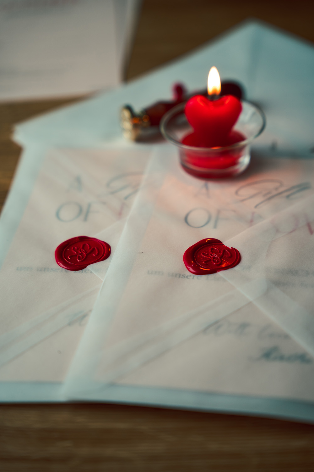 Elegante Fotografie Gutscheine von Shira Rachel Photography mit edlem Papier und Wachssiegel