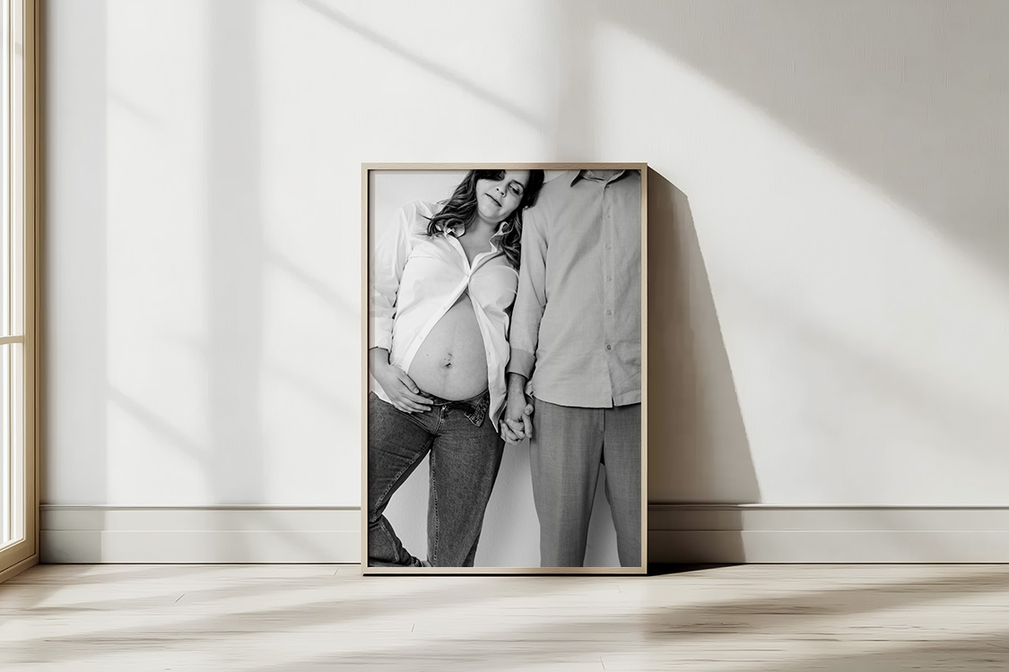 Schwarzweiß Babybauch Foto eines Paares aus einem Maternity Fotoshooting Babybauch Paarfoto aus einem Schwangerschaft Fotoshooting als Fine Art Wandbild