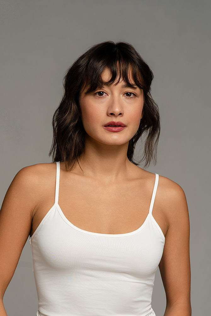 professionelles bewerbungsfoto portrait frau neutraler hintergrund