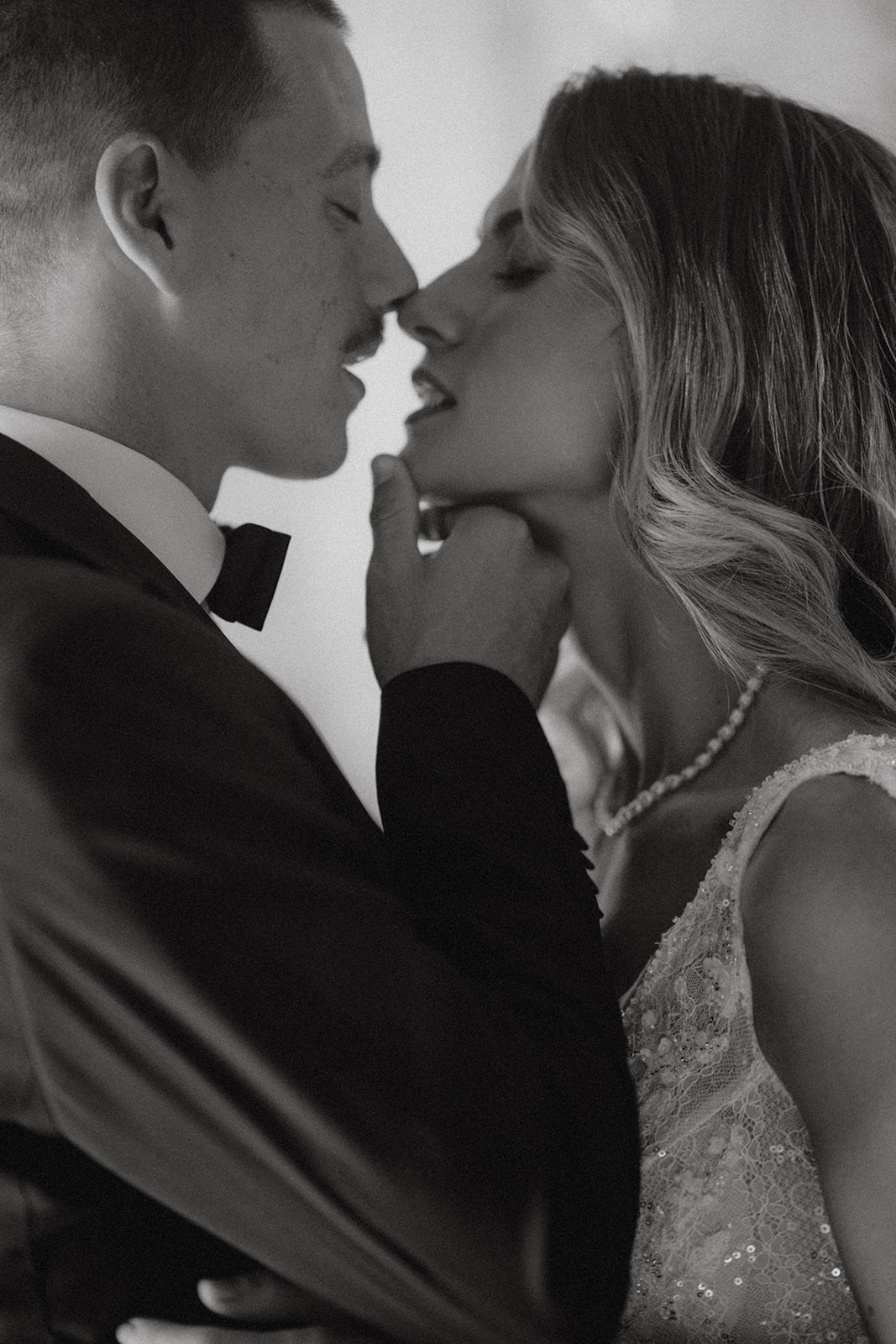 Intimer Moment eines Hochzeitspaares in Schwarz‑Weiß – emotionale, stilvolle Hochzeitsfotografie in Wien.
