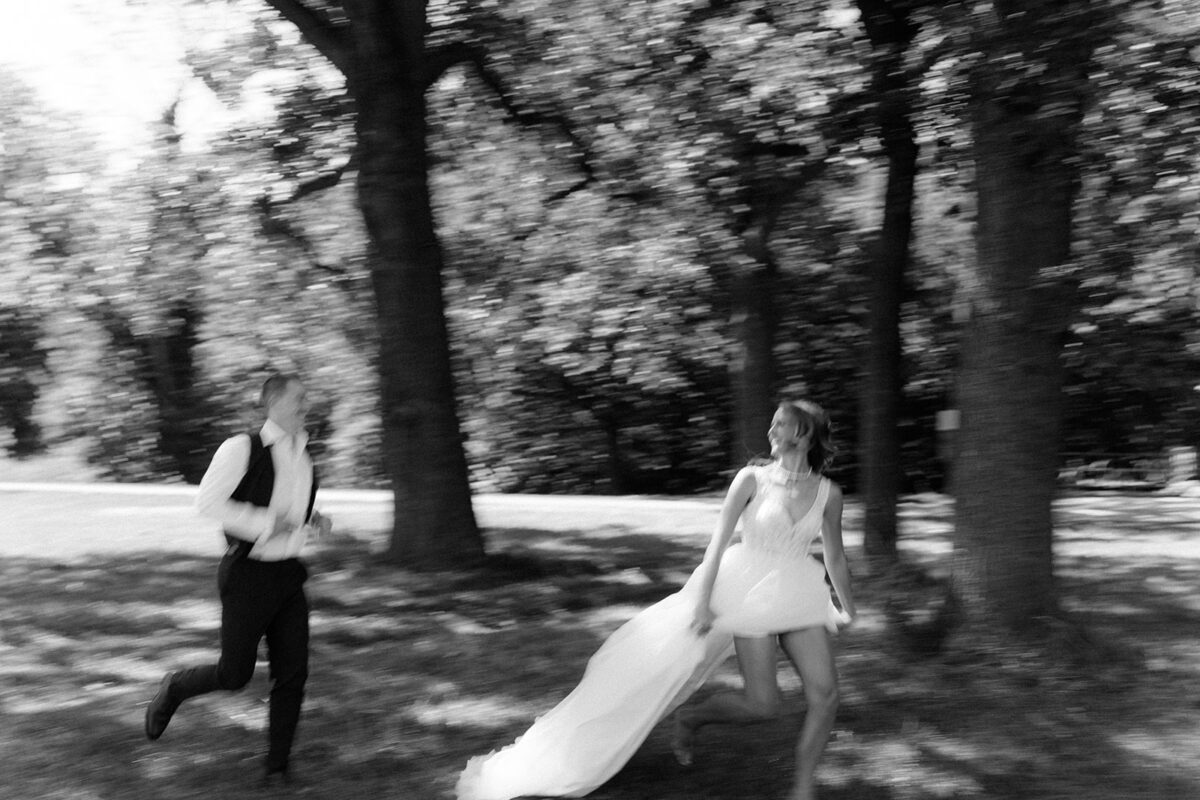 Hochzeitspaar läuft durch den Wald – natürliche, moderne Hochzeitsreportage in Wien.